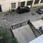Pigalle Montmartre Friendly Pour Tous - 2 Min Metro Pigalle - Studio De 25 M2 -2 Lits Simples Type Gigogne Pour 2 Pers-Zone Tres Touristique - Cabaret Moulin Rouge A 200 M,Cafe Aux Noctambules,Cabaret Chez Michou Restaurant Bouillon Pigalle,Theatre D