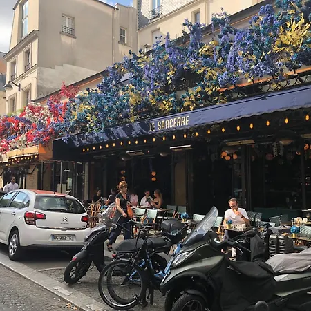 Apartment Pigalle: Cozy Parisian Retreat In Montmartre
