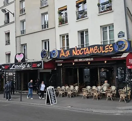 Apartment Pigalle: Cozy Parisian Retreat In Montmartre