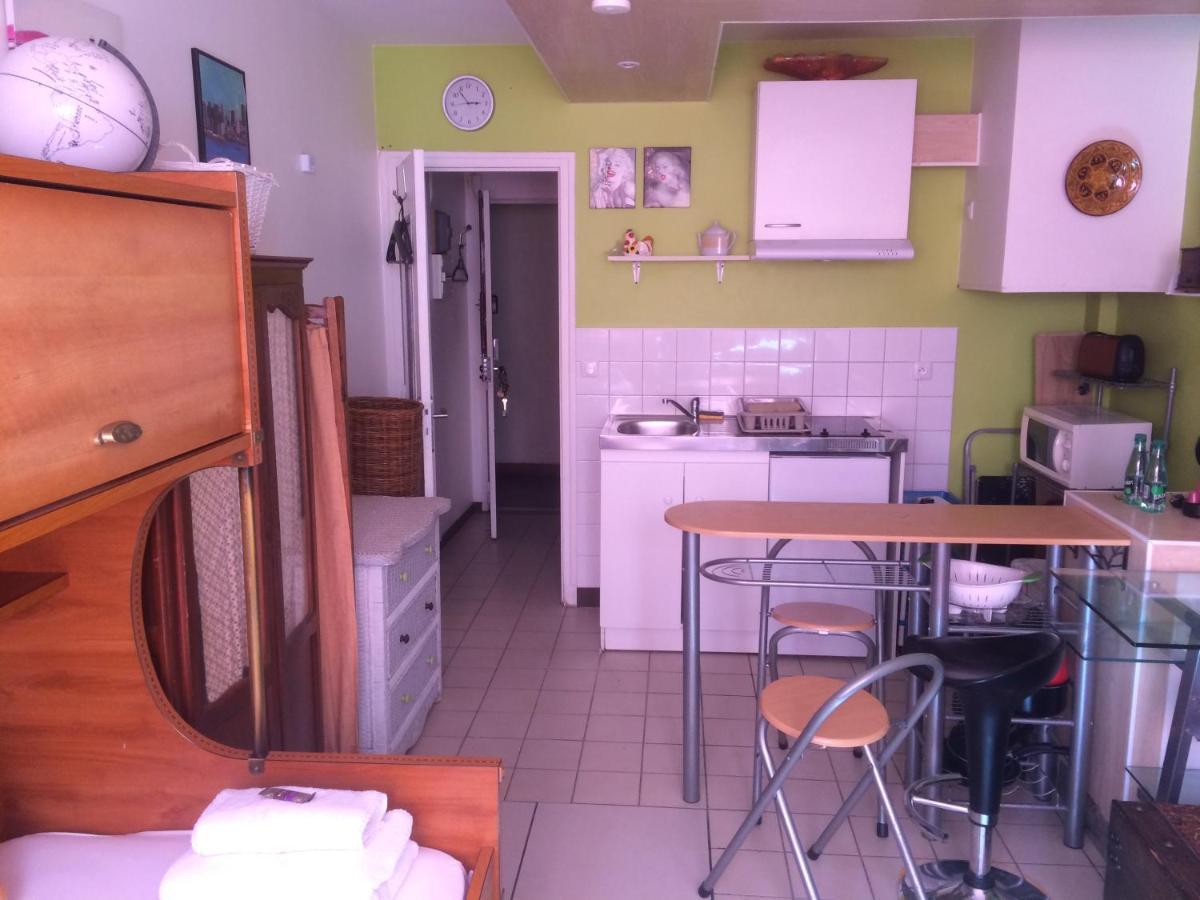 Appartamento Métro Pigalle,Garçonnière 25 m2, 3 per, cabarets théâtres,restaurants,tout confort Parigi