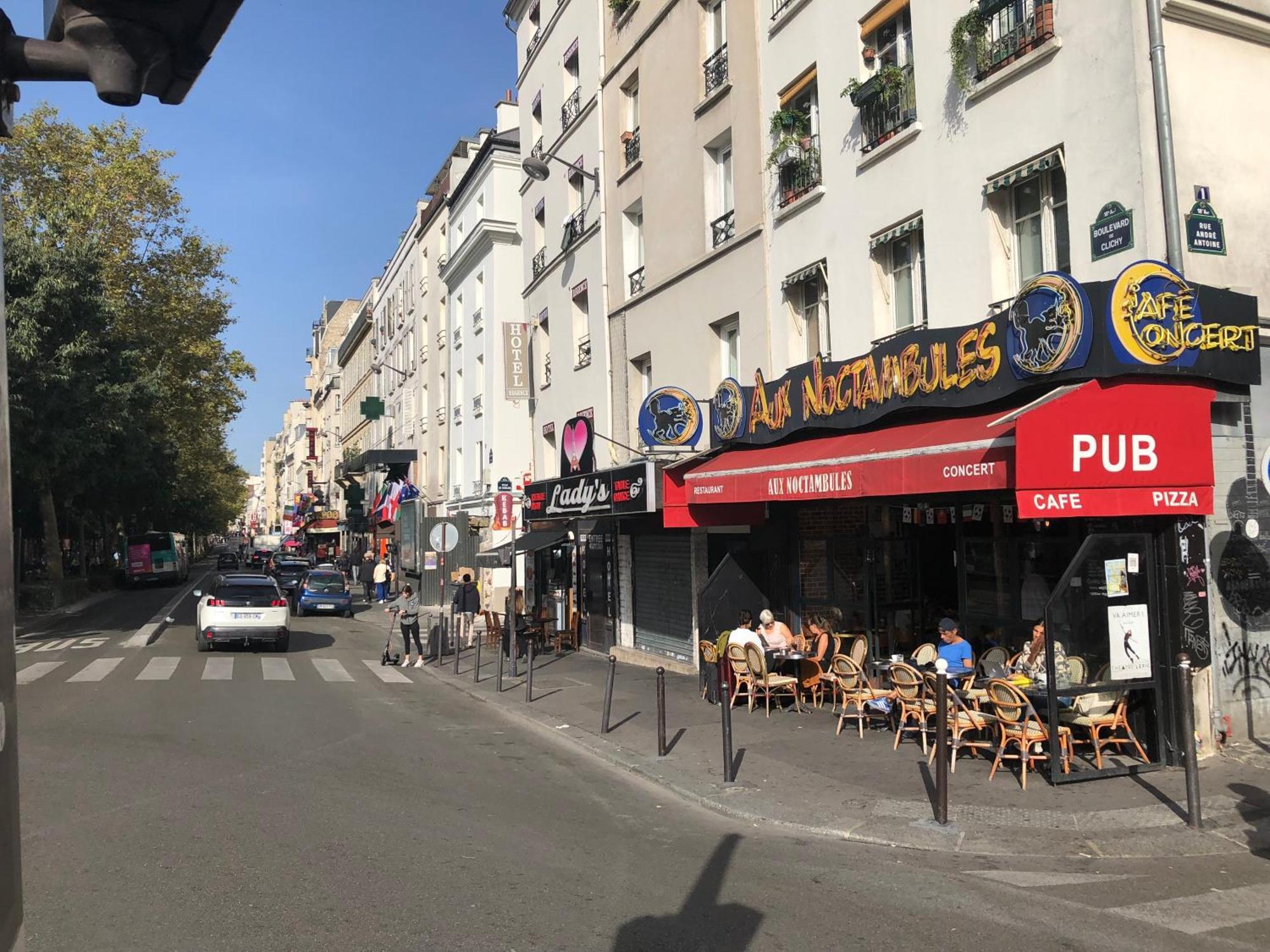 Métro Pigalle,Garçonnière 25 m2, 3 per, cabarets théâtres,restaurants,tout confort *