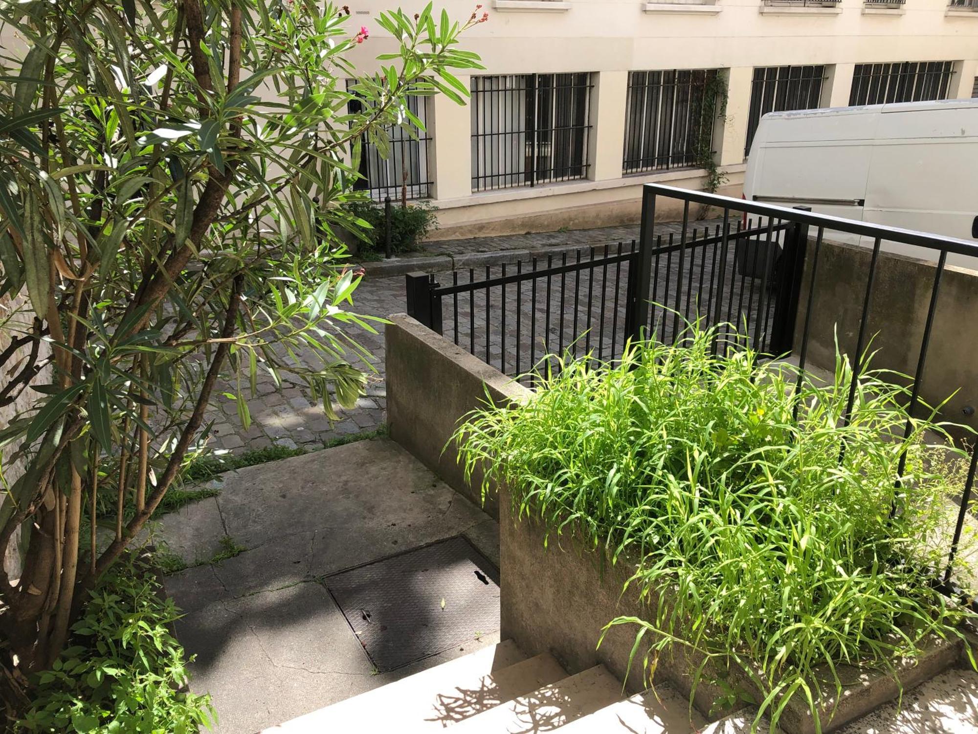 Métro Pigalle,Garçonnière 25 m2, 3 per, cabarets théâtres,restaurants,tout confort Appartamento *