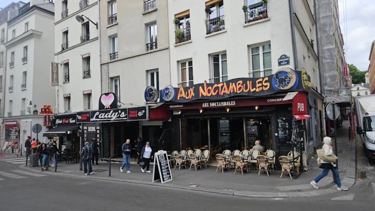 Apartment Pigalle: Cozy Parisian Retreat In Montmartre