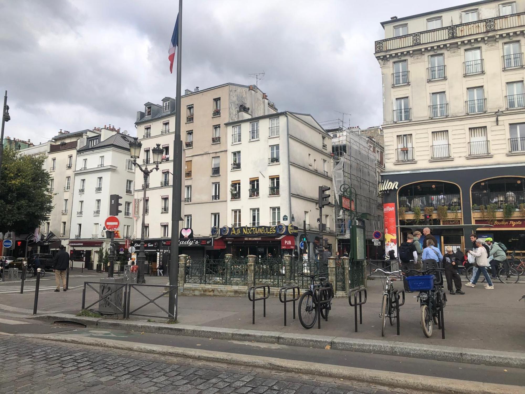 Pigalle: Cozy Parisian Retreat In Montmartre