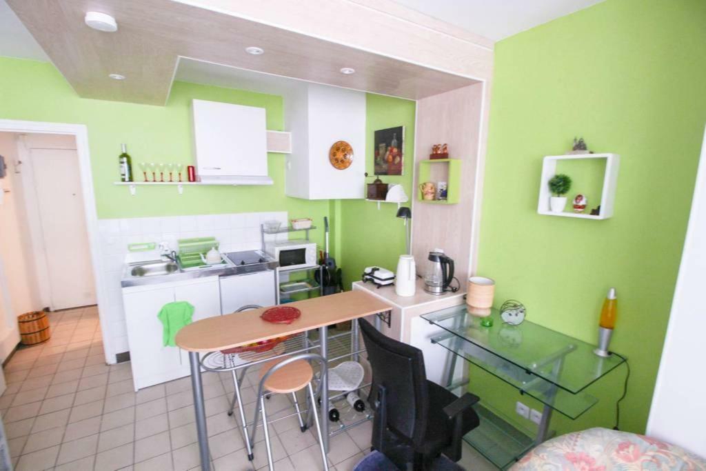 Métro Pigalle,Garçonnière 25 m2, 3 per, cabarets théâtres,restaurants,tout confort Appartamento