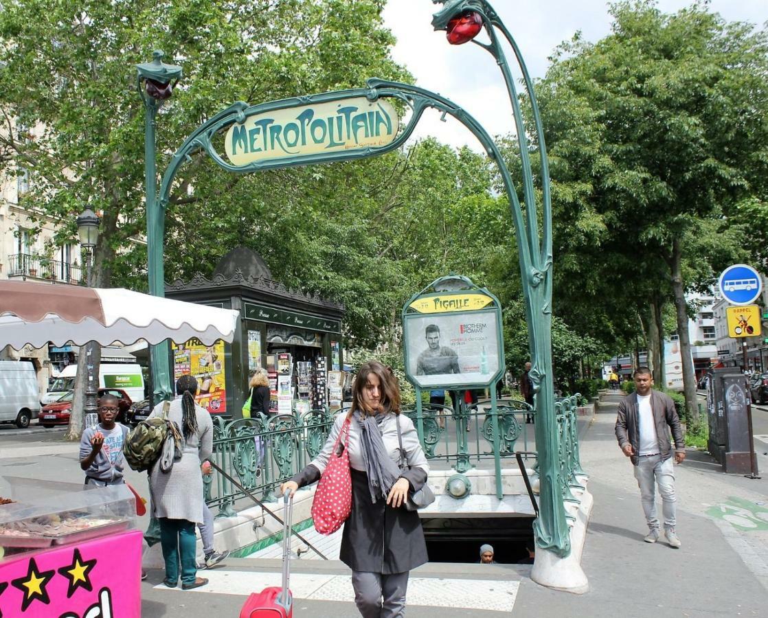 Métro Pigalle,Garçonnière 25 m2, 3 per, cabarets théâtres,restaurants,tout confort Parigi